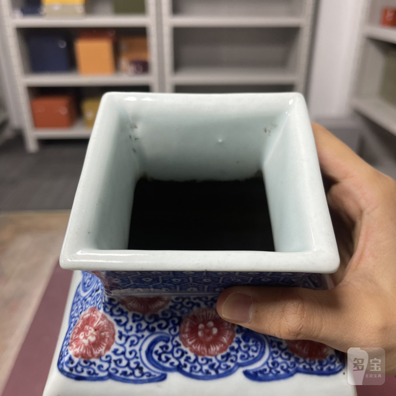 清乾隆 青花釉里红缠枝莲纹四方瓶 - 图12